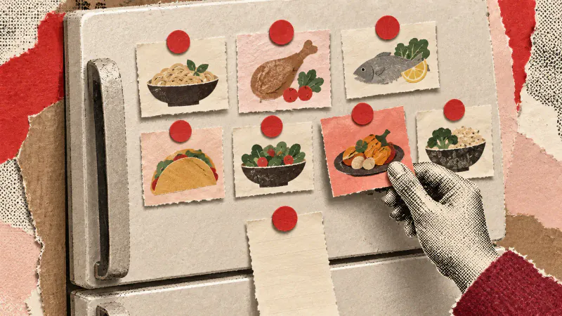 Kâğıt buzdolabı kapağındaki yemek kartlarından birini taşıyan el ve altta boş alışveriş listesi